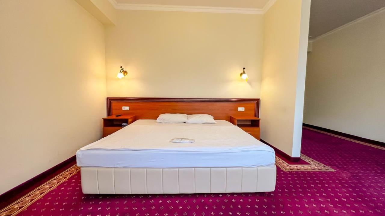 Olympavan Hotel Jerevan Exteriör bild