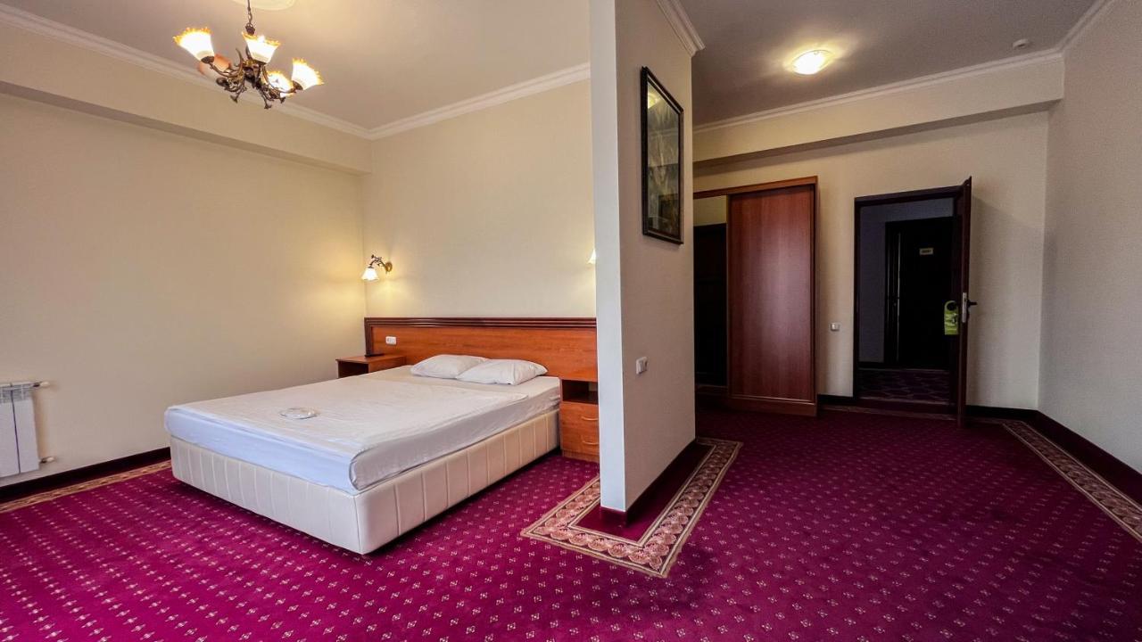 Olympavan Hotel Jerevan Exteriör bild