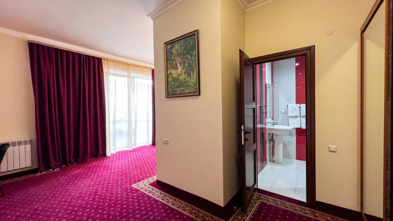 Olympavan Hotel Jerevan Exteriör bild