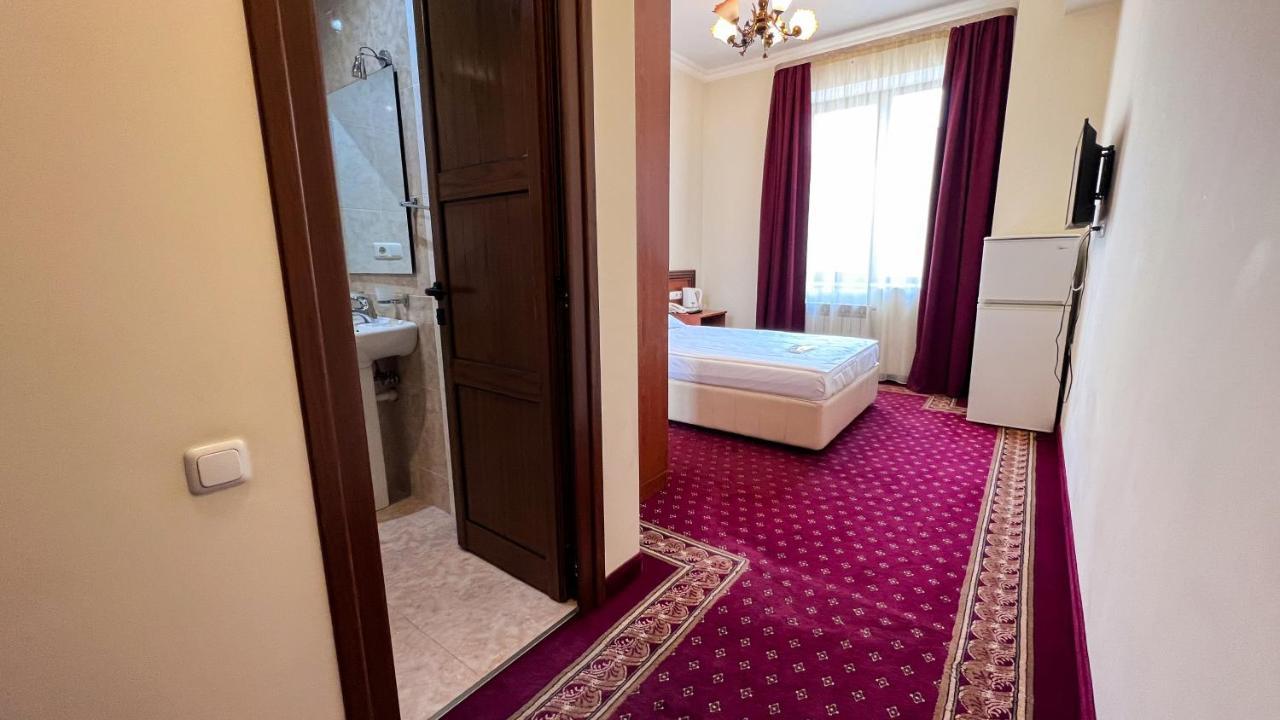 Olympavan Hotel Jerevan Exteriör bild