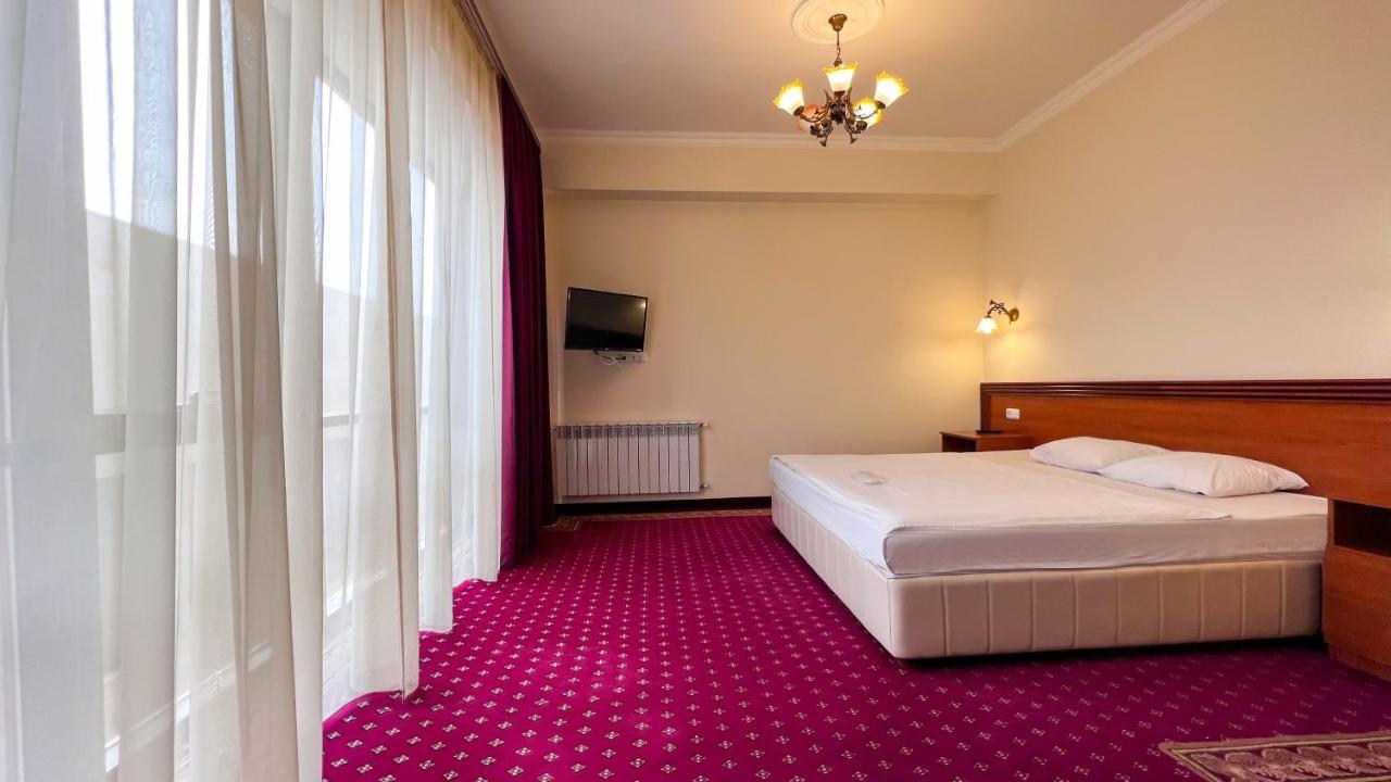 Olympavan Hotel Jerevan Exteriör bild