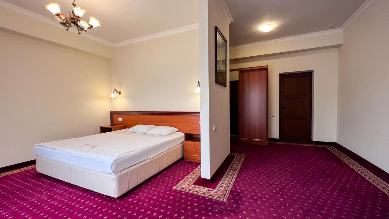 Olympavan Hotel Jerevan Exteriör bild